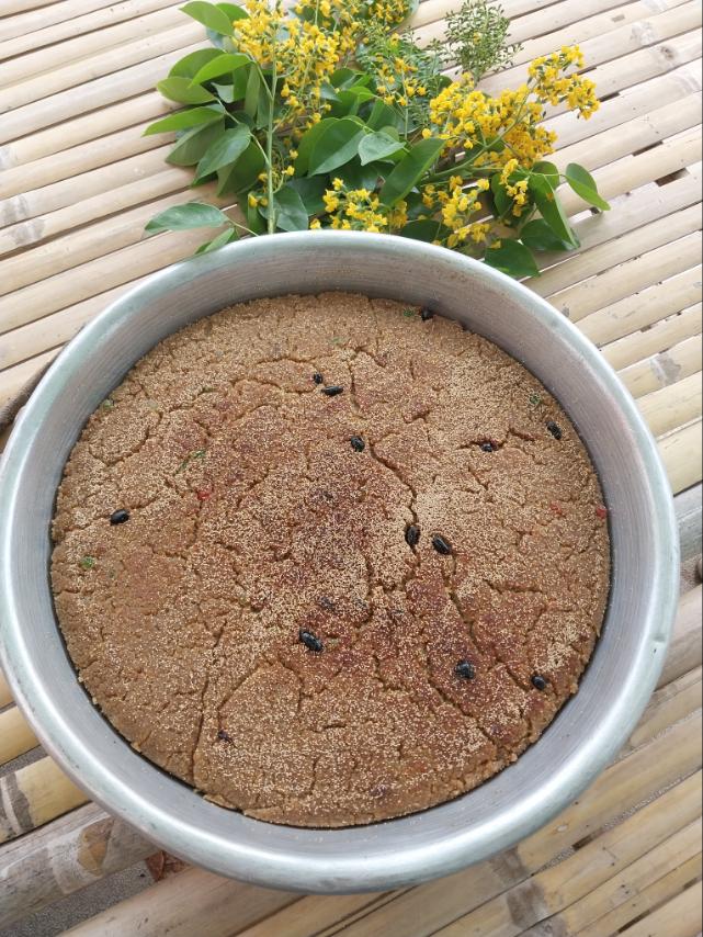 ငှက်ပျောရွှေကြည် (Banana Semolina Cake)